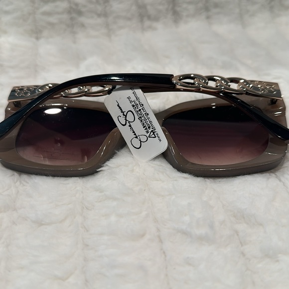 JESSICA SIMPSON 100% UV Absorptive Brown Lens Sun glasses with Goldtone handles. - Picture 4 of 7